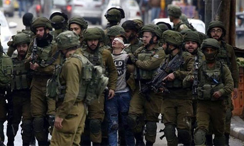 soldados israelíes arrestan a un menor palestino